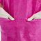 Disponibles médicos friegan se adaptan a la manga corta del cuello de la tela no tejida V